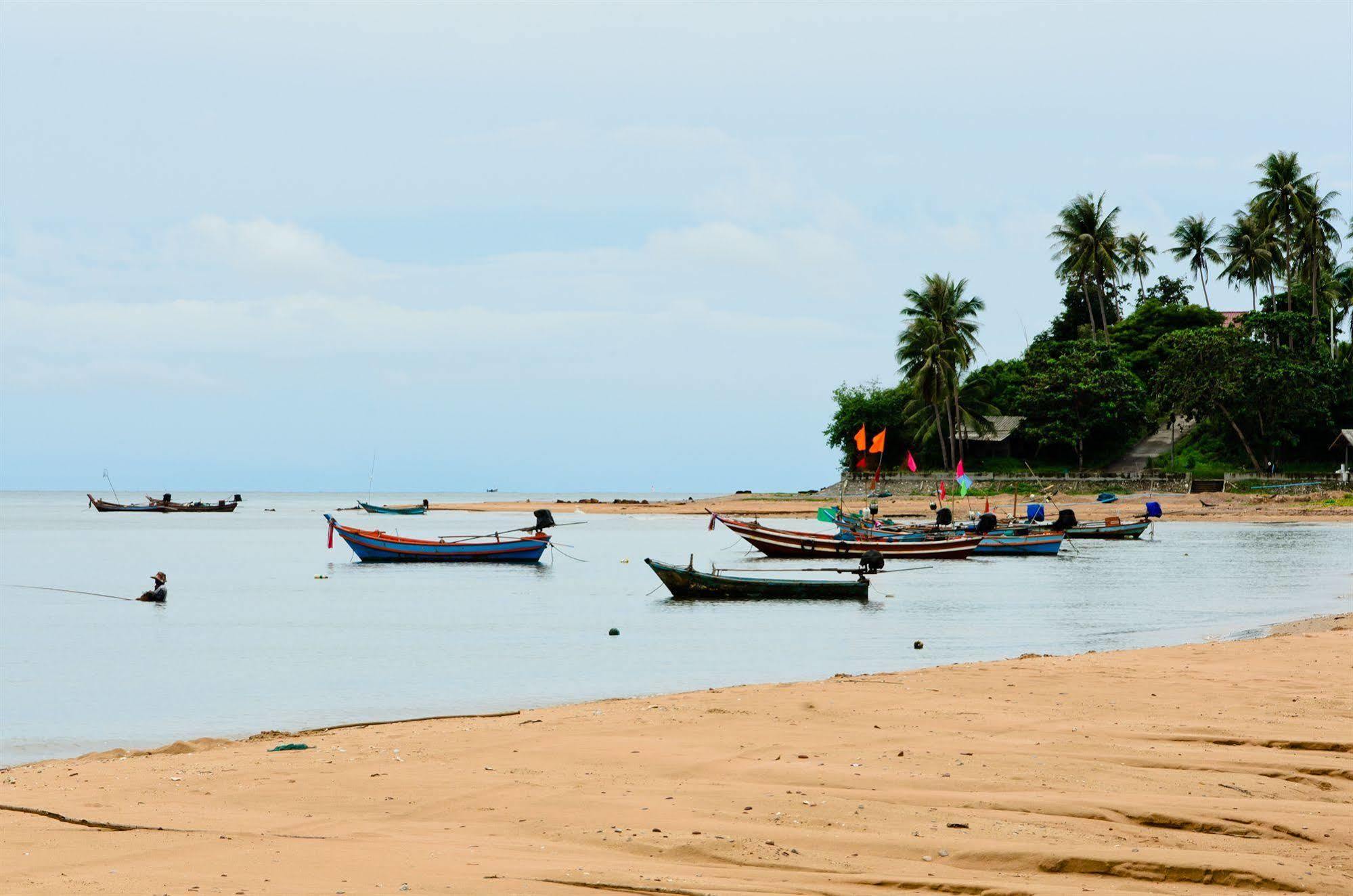 Sananwan Beach B&B Bang Saphan Noi Bagian luar foto